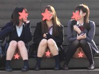 座りパンチラ盗撮！ビラビラ丸見え食い込み紐パンの制服美少女3人組