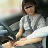 教習車痴姦！運転中で逃げられない美人生徒の下半身を擦る悪徳教官