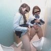 悪ノリ女学生立ち小便！尿意に耐えられず男子便所でおま〇こを広げる娘たち
