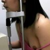 メガネショップ胸チラ！視力検査中に乳首まで見えちゃうノーブラ女子
